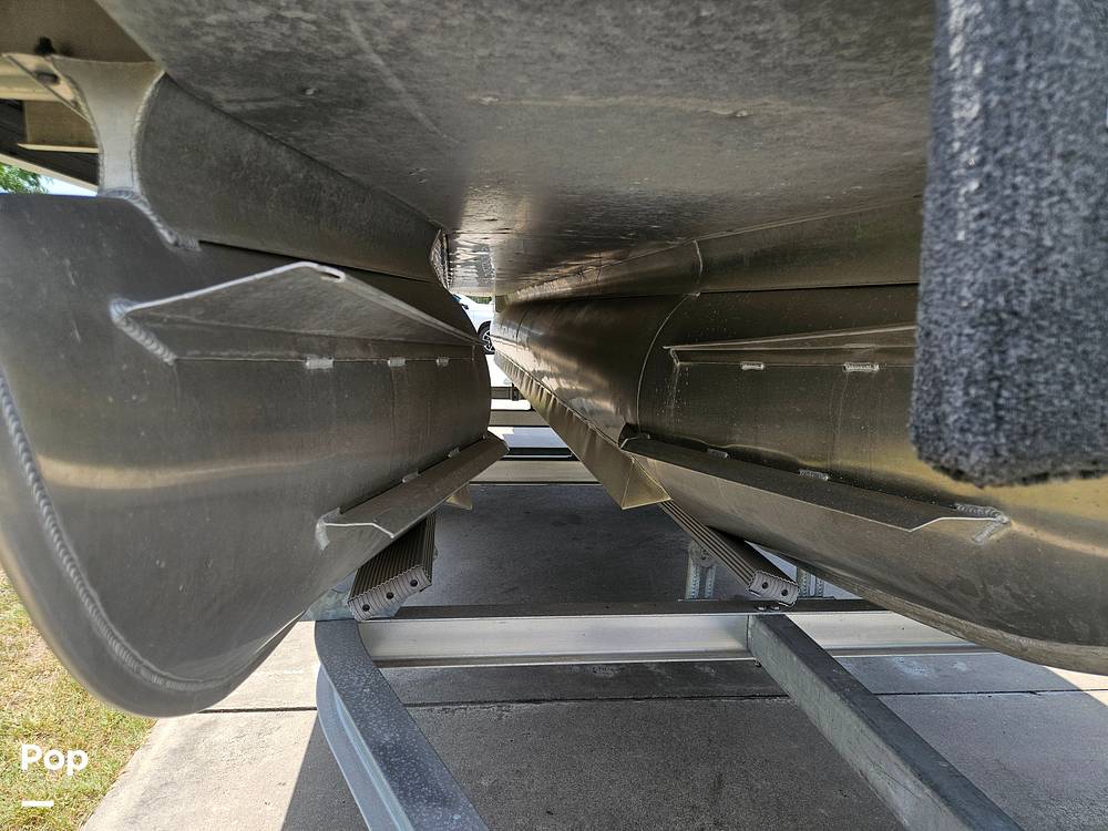 Slide: The Image of Pontoon On Trailer - 15420505