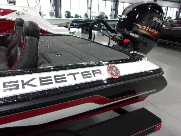 Slide: The Image of 2024 Skeeter ZX-150 boat with Yamaha VMAX engine in showroom. - 7
