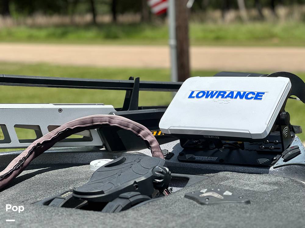 Slide: The Image of Lowrance HDS Carbon 12" @ Bow - 15535216