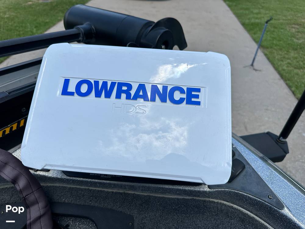 Slide: The Image of Lowrance HDS Carbon 12" @ Bow - 15535267