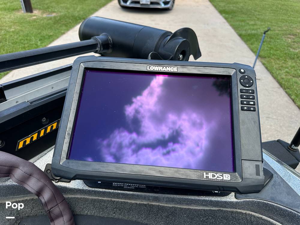 Slide: The Image of Lowrance HDS Carbon 12" @ Bow - 15535269