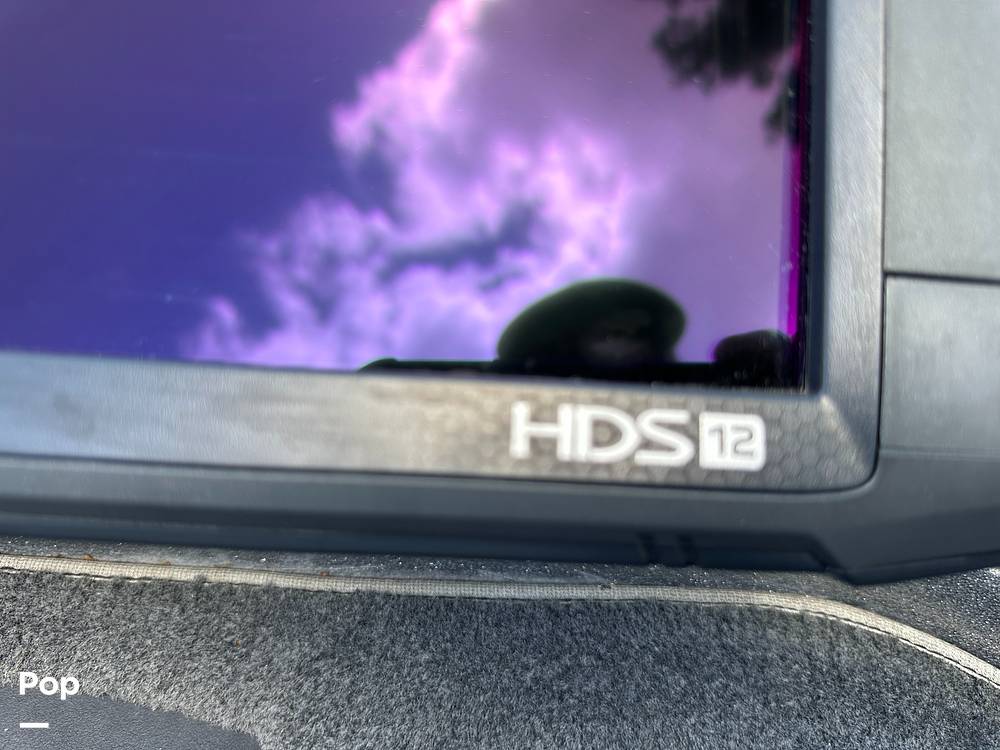 Slide: The Image of Lowrance HDS Carbon 12" @ Bow - 15535270