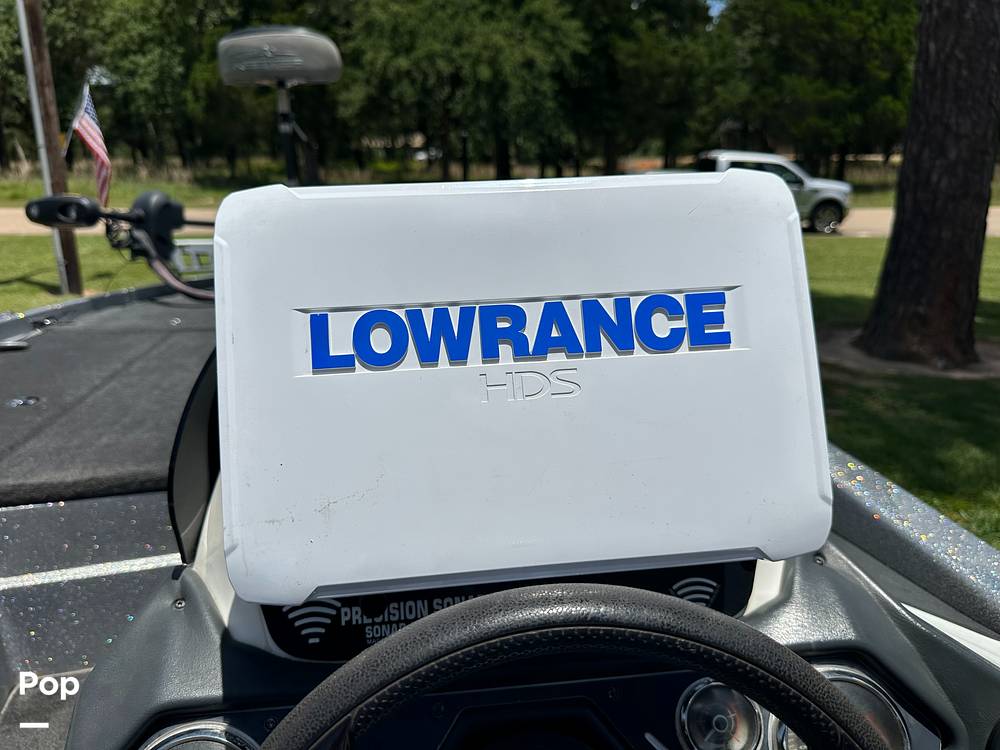 Slide: The Image of Lowrance HDS Carbon 12" @ Console - 15535319