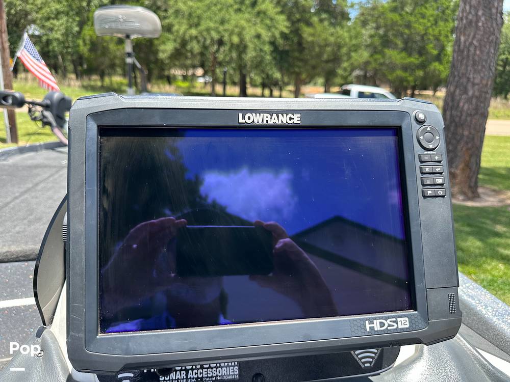 Slide: The Image of Lowrance HDS Carbon 12" @ Console - 15535320