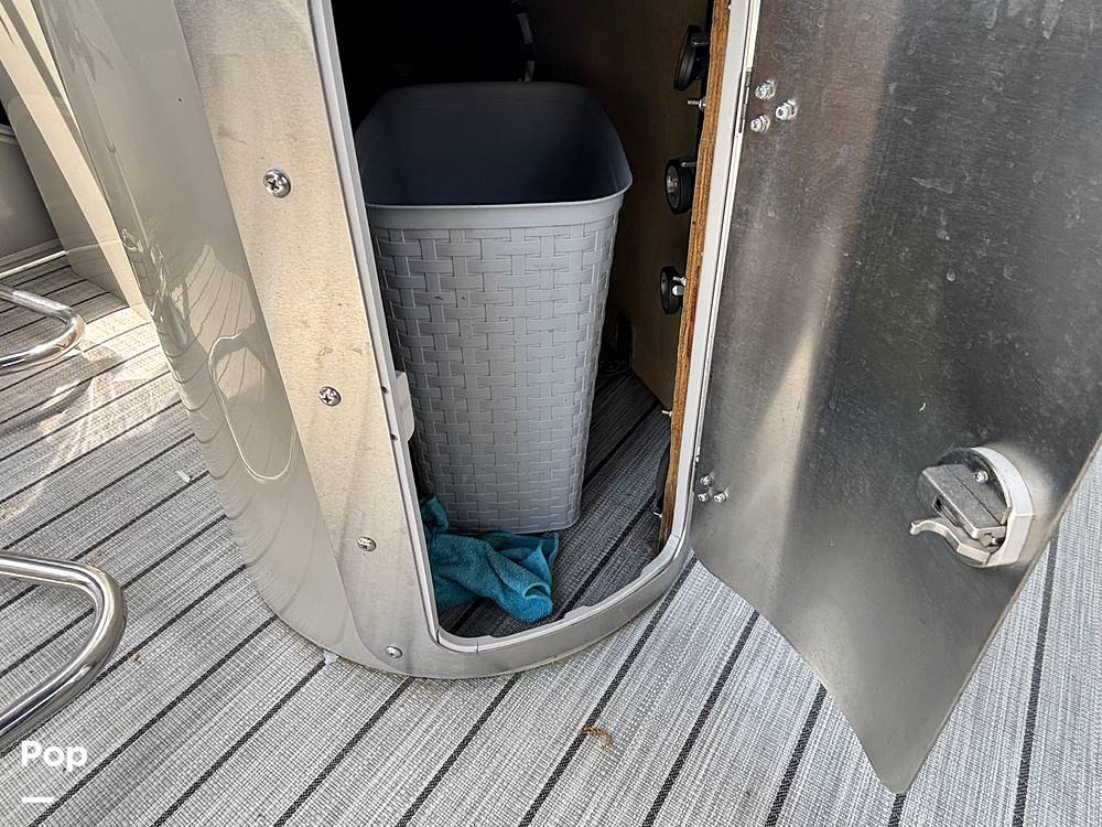 Slide: The Image of South Bay 523E 3.0 2020 - 15428319