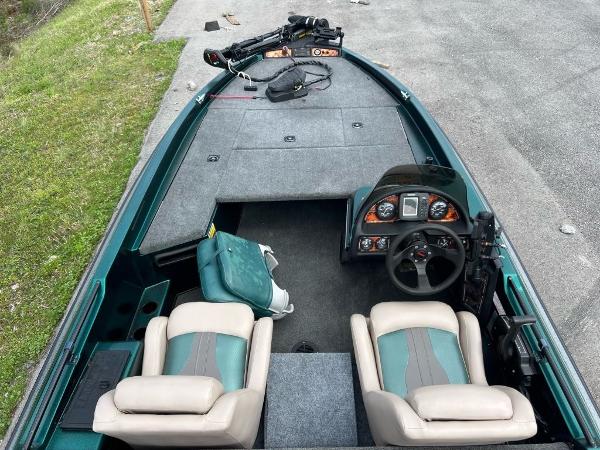 Slide: The Image of 1999 Sprint 286 Pro fishing boat interior with dual seats and steering console. - 7