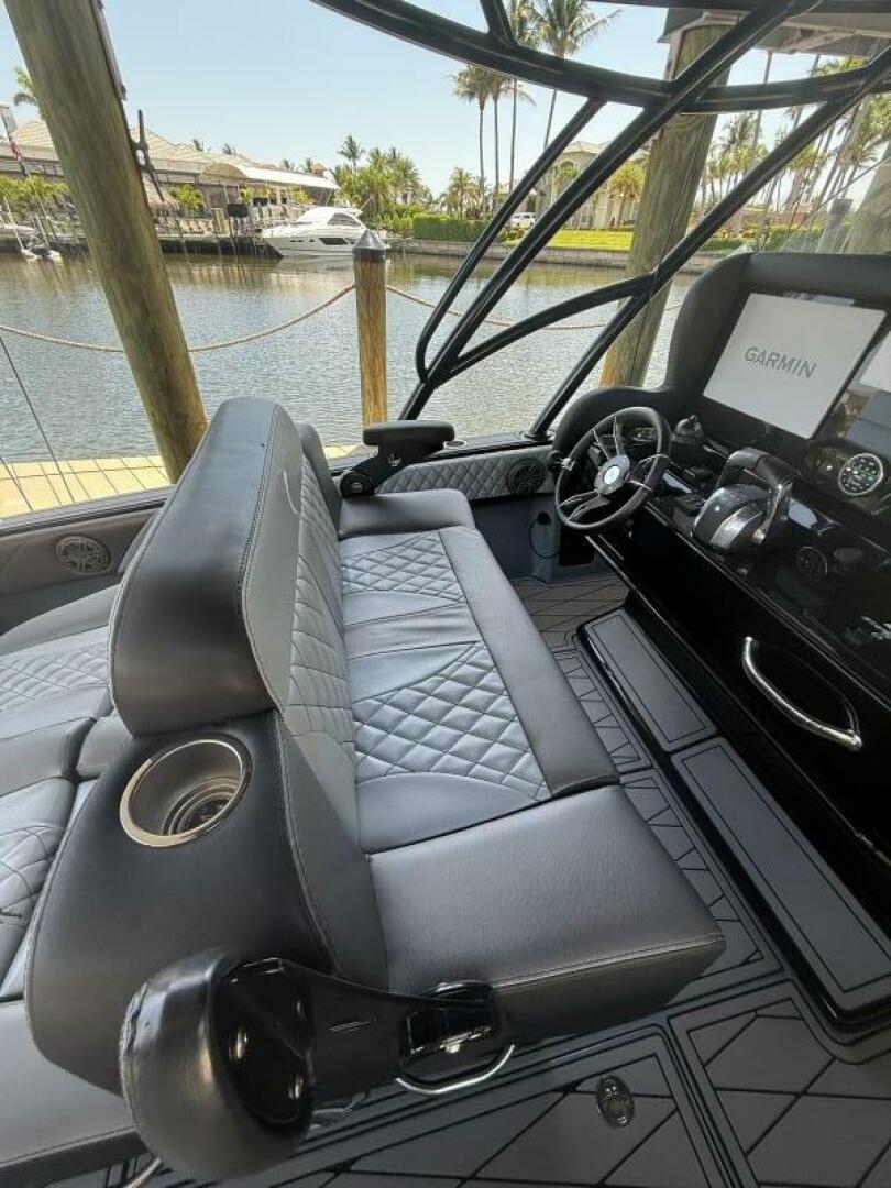 Slide: The Image of Statement 350 Open Center Console 2020 - 5297017