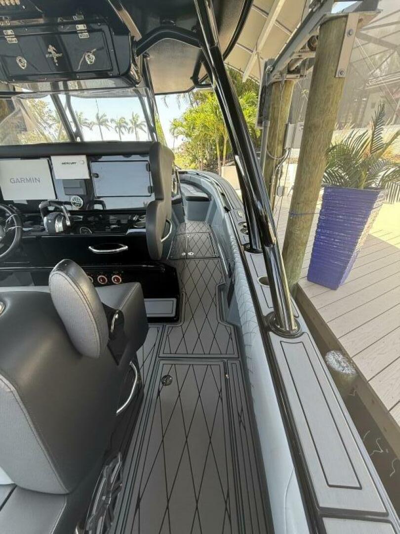 Slide: The Image of Statement 350 Open Center Console 2020 - 5297016