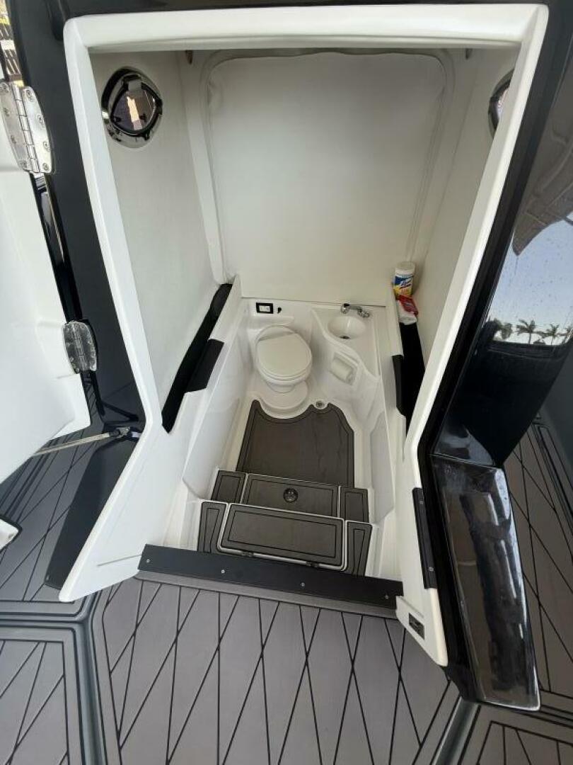 Slide: The Image of Statement 350 Open Center Console 2020 - 5297021
