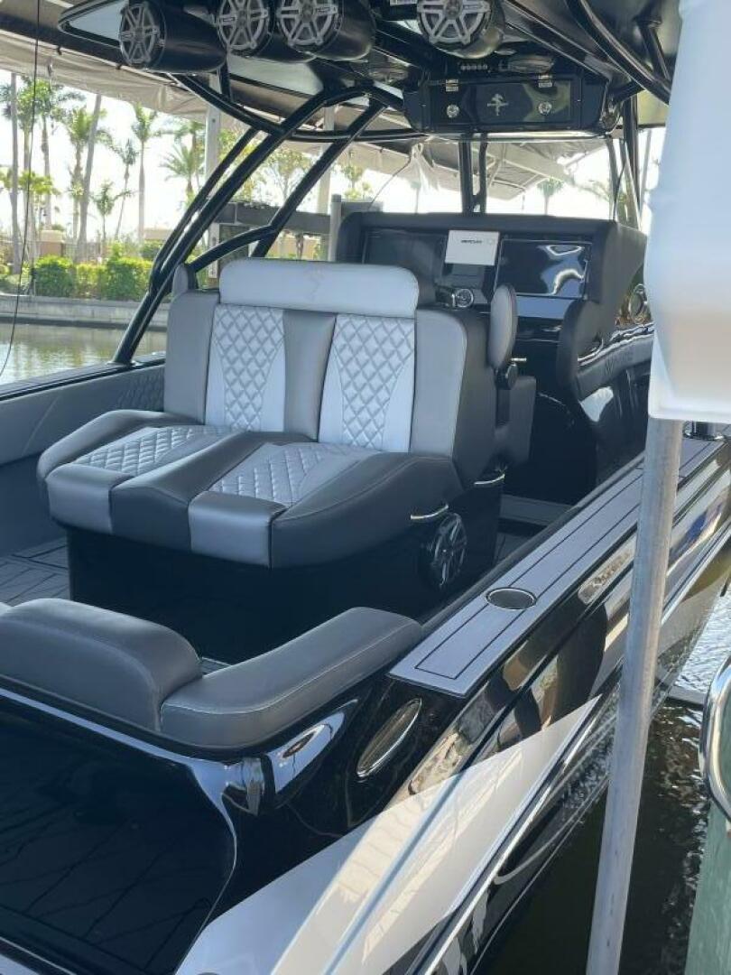 Slide: The Image of Statement 350 Open Center Console 2020 - 5297042