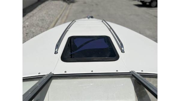 Slide: The Image of 1999 Stingray 200 CS/CX boat deck with hatch and railings. - 8