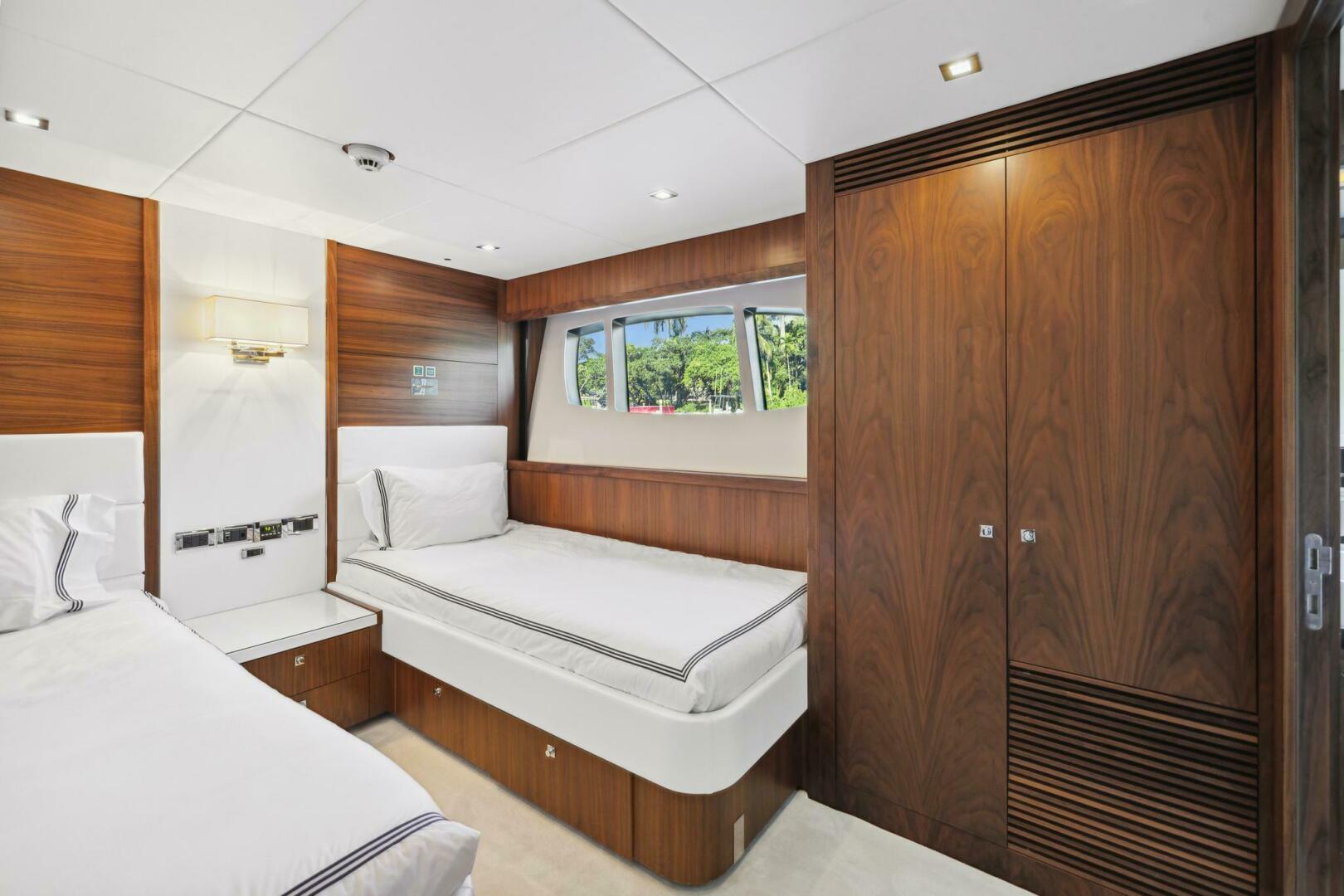Slide: The Image of Sunseeker 34M 2011 - 4032009