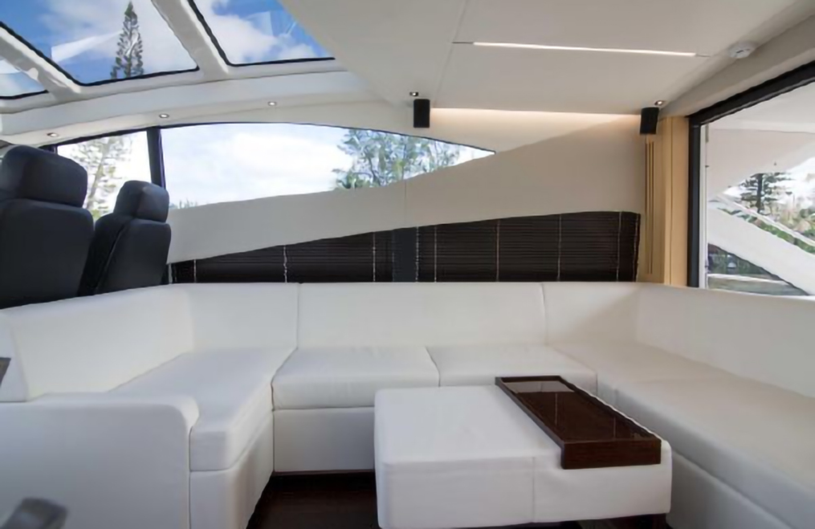 Slide: The Image of Sunseeker Predator 2018 - 1563370
