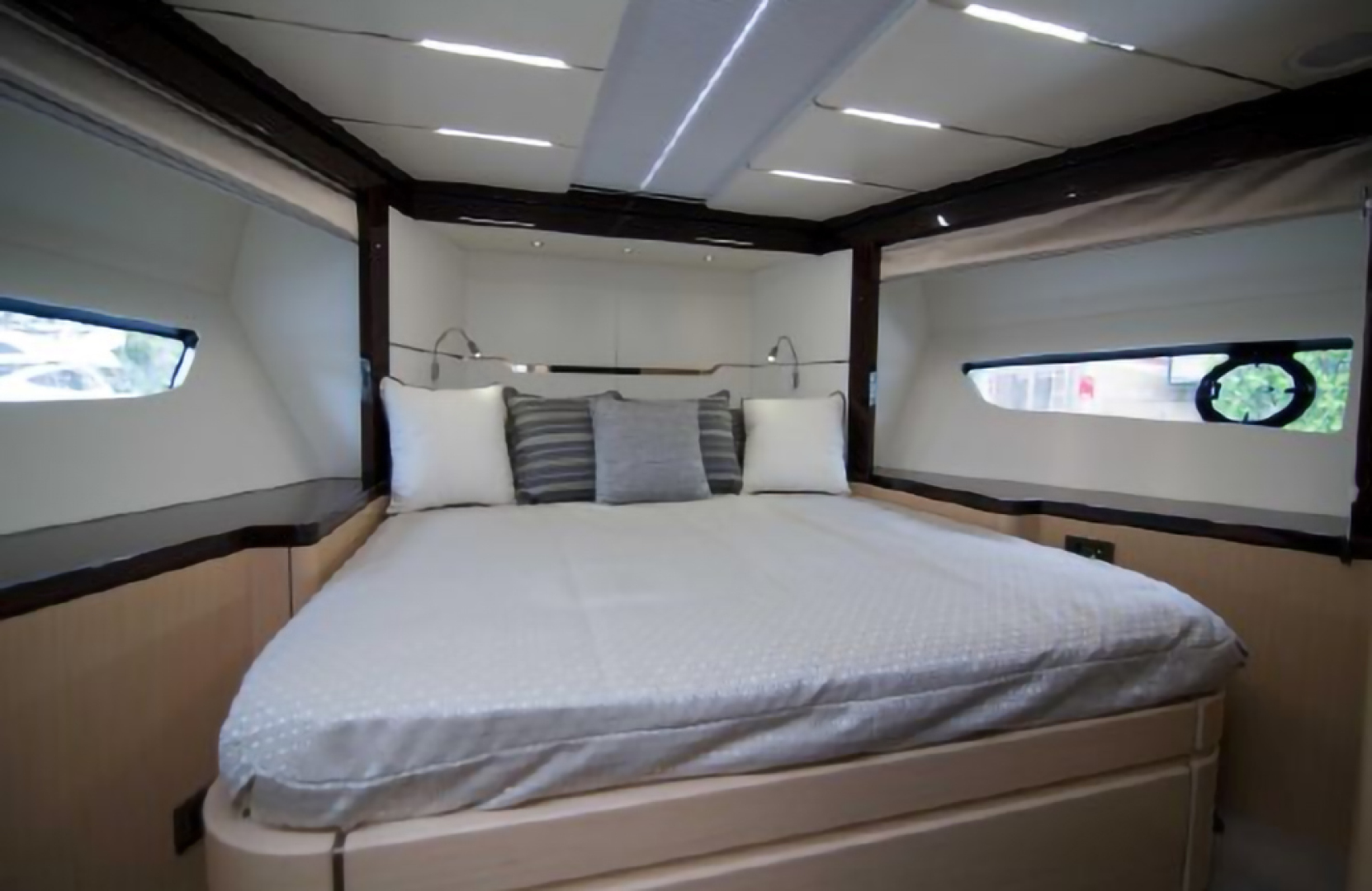 Slide: The Image of Sunseeker Predator 2018 - 1563385