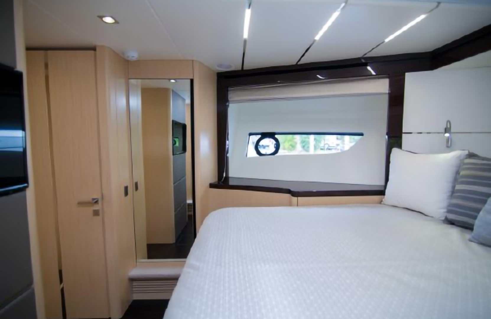 Slide: The Image of Sunseeker Predator 2018 - 1563387