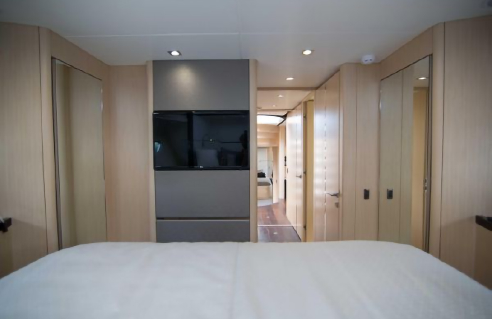 Slide: The Image of Sunseeker Predator 2018 - 1563389