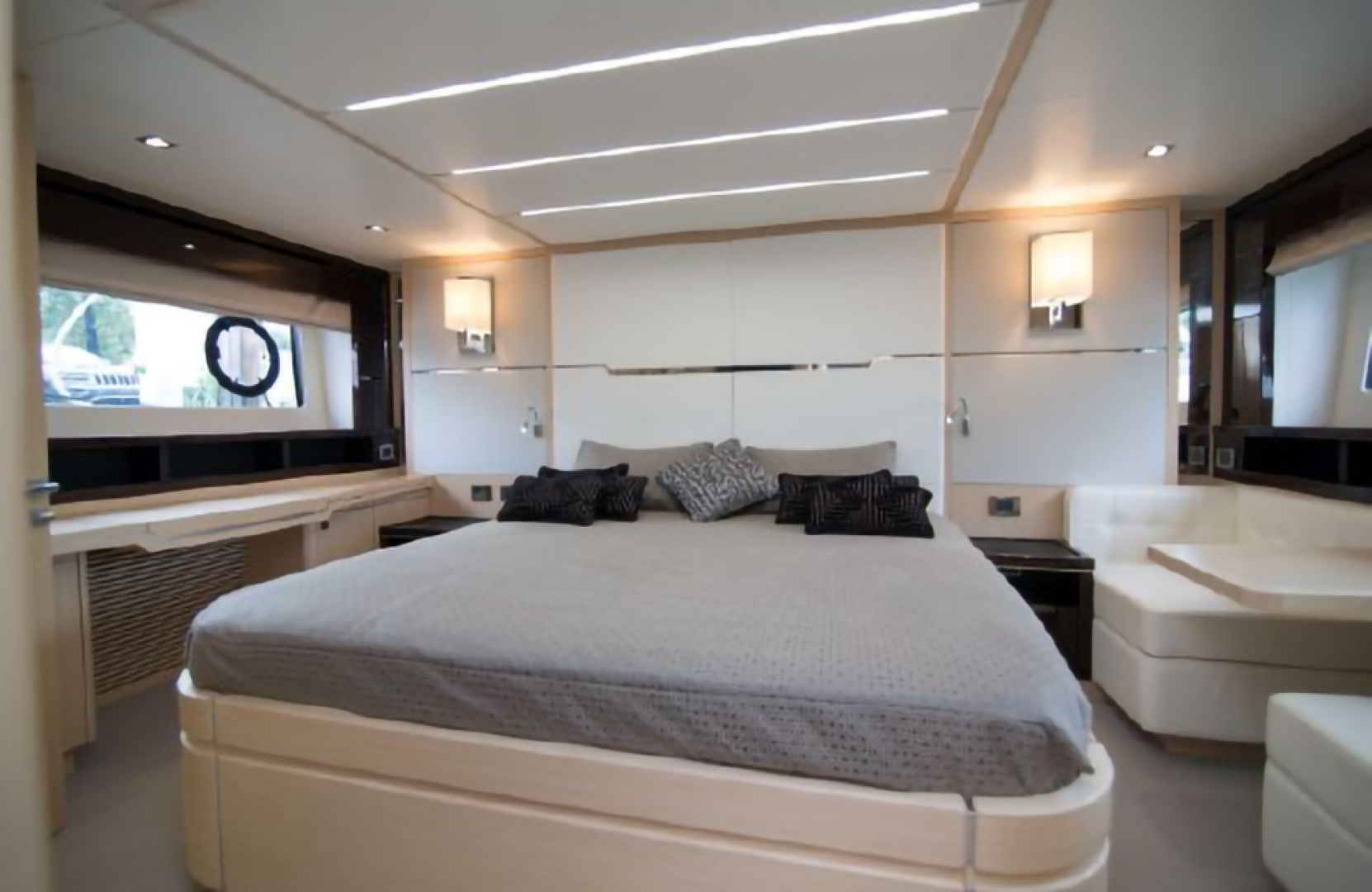 Slide: The Image of Sunseeker Predator 2018 - 1563401