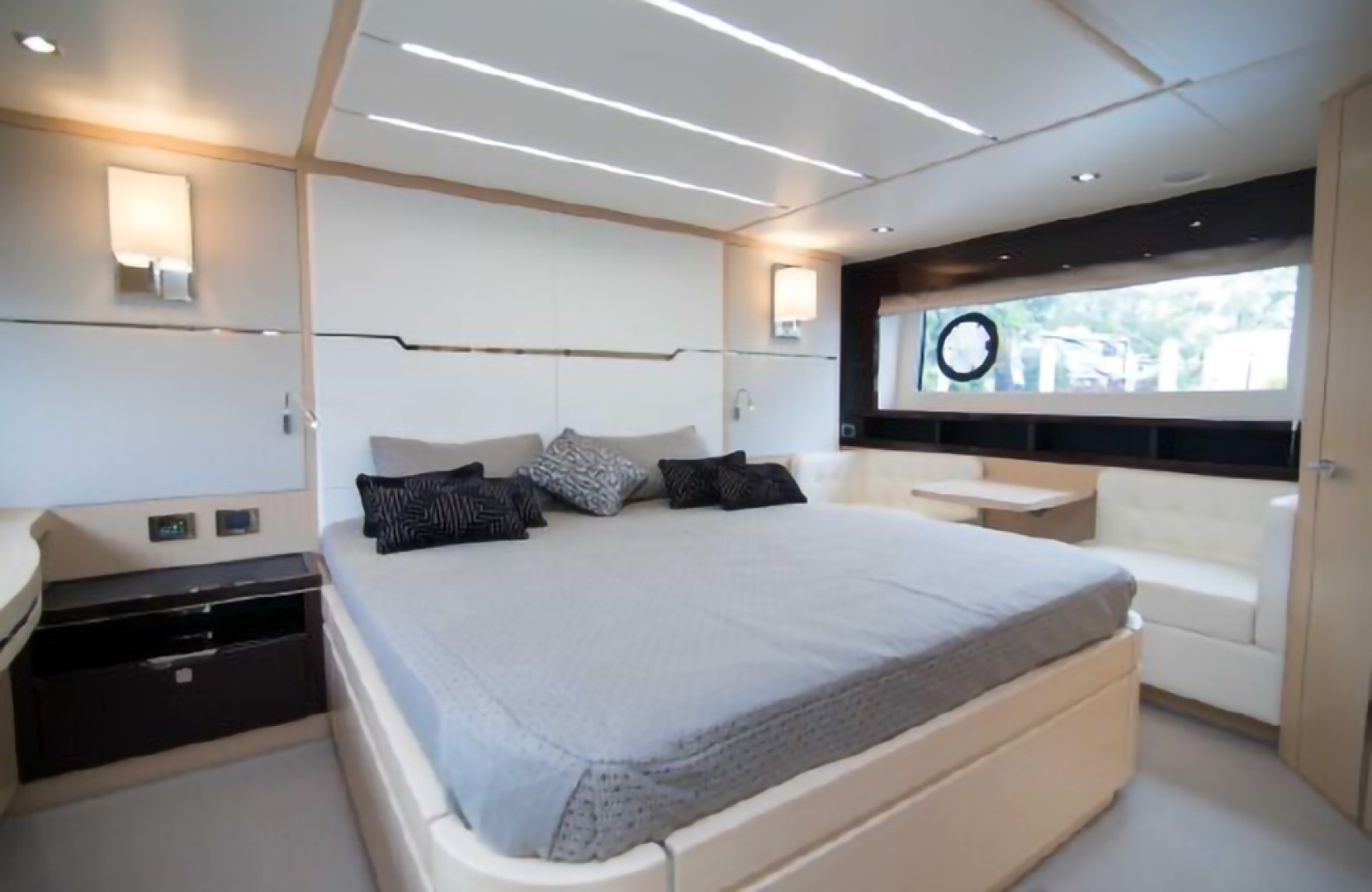 Slide: The Image of Sunseeker Predator 2018 - 1563404
