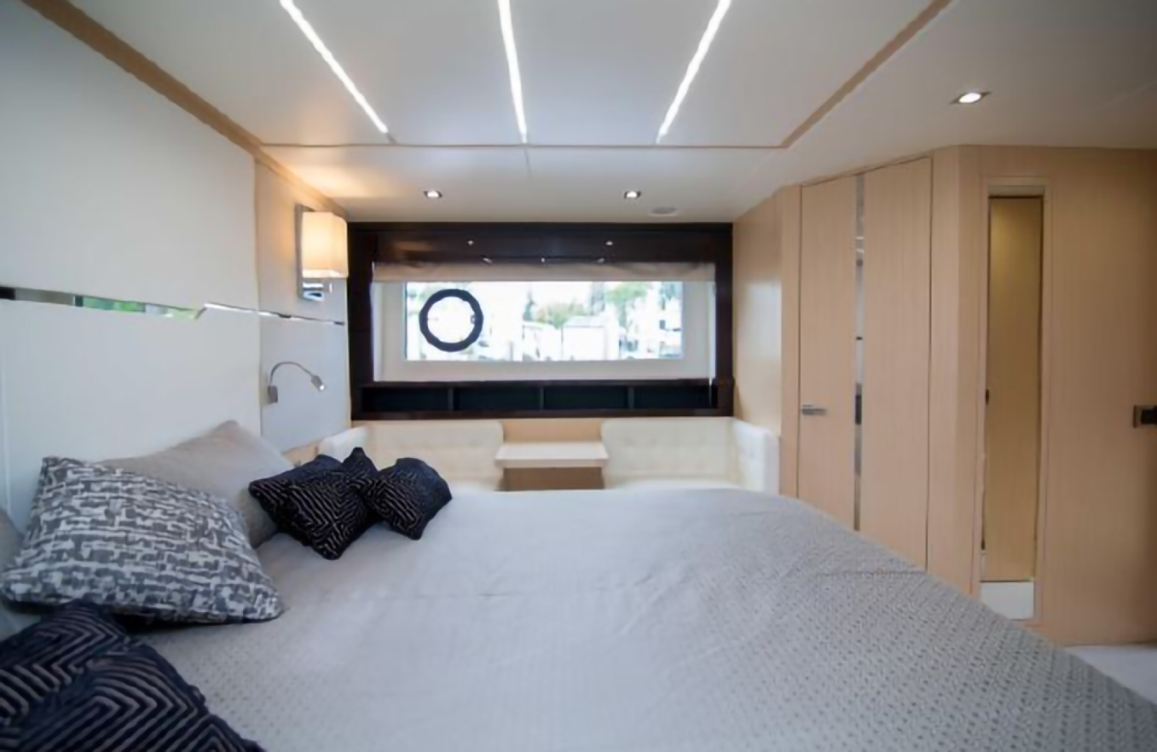 Slide: The Image of Sunseeker Predator 2018 - 1563406