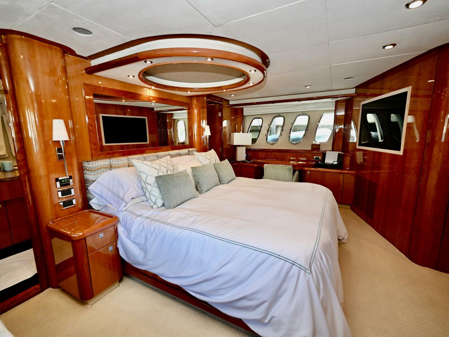 Slide: The Image of Master Stateroom  -82ft Sunseeker 2005 - 4067405