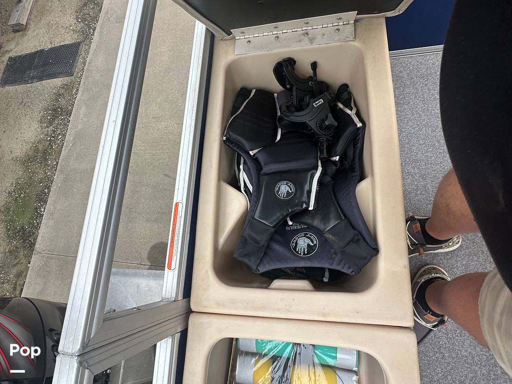 Slide: The Image of Sun Tracker 22DLX Fishing Barge 2017 - 108