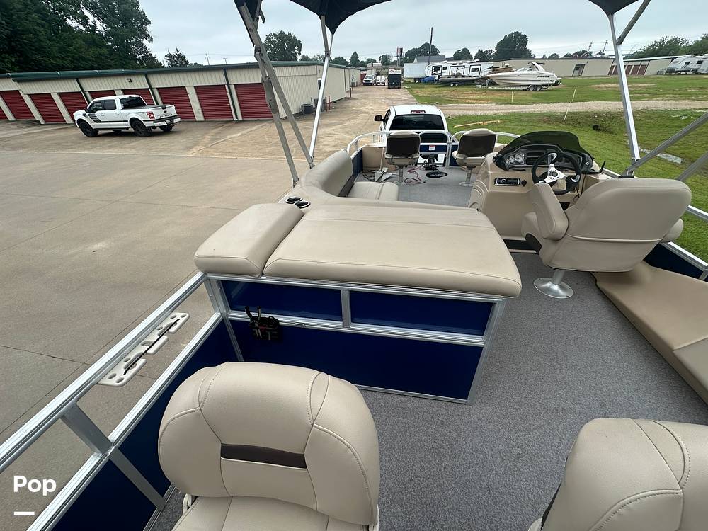 Slide: The Image of Sun Tracker 22DLX Fishing Barge 2017 - 109
