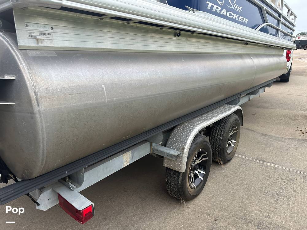 Slide: The Image of Sun Tracker 22DLX Fishing Barge 2017 - 38