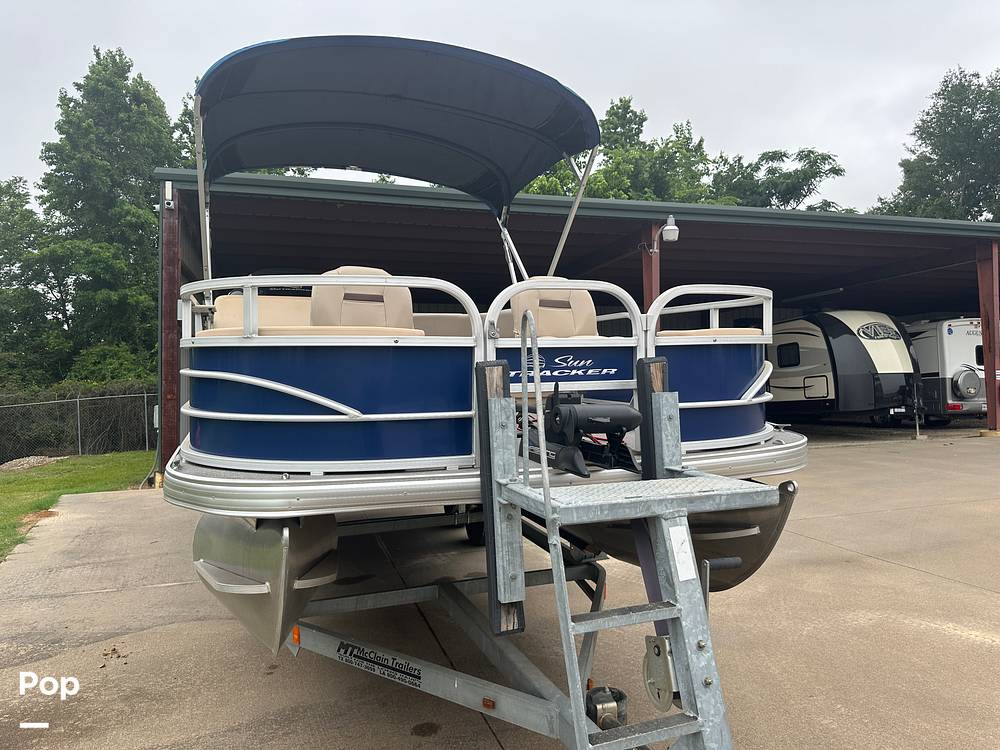 Slide: The Image of Sun Tracker 22DLX Fishing Barge 2017 - 45