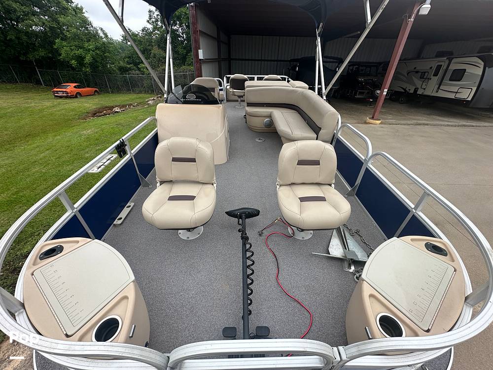 Slide: The Image of Sun Tracker 22DLX Fishing Barge 2017 - 46