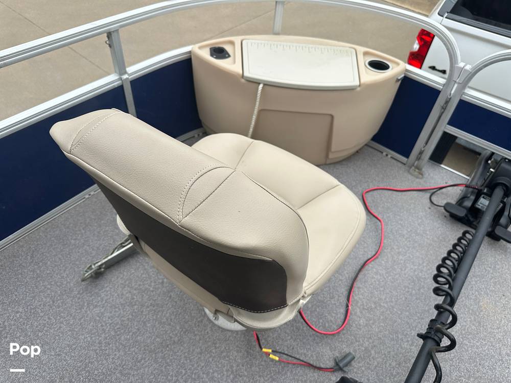 Slide: The Image of Sun Tracker 22DLX Fishing Barge 2017 - 58