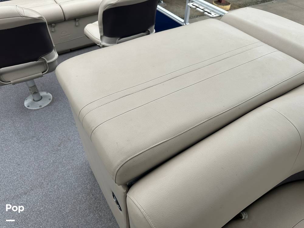 Slide: The Image of Sun Tracker 22DLX Fishing Barge 2017 - 99