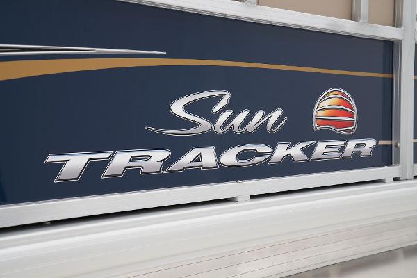 Slide: The Image of Sun Tracker Bass Buggy 18 DLX 2025 - 25