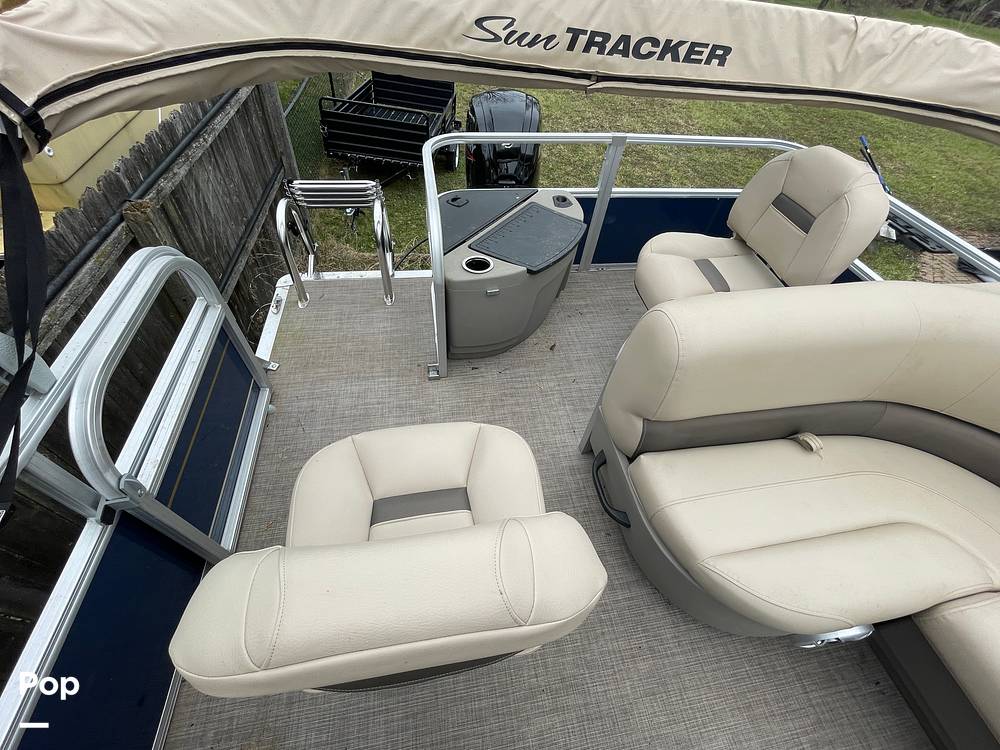 Slide: The Image of Sun Tracker Bass Buggy 18 DXL 2024 - 15319888