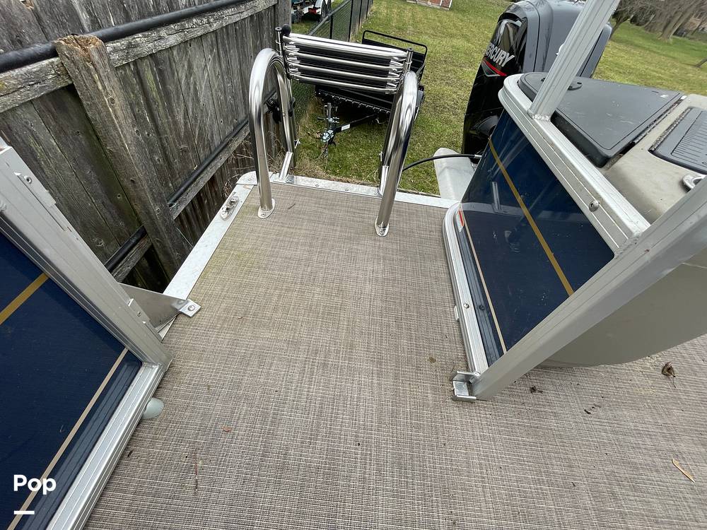 Slide: The Image of Sun Tracker Bass Buggy 18 DXL 2024 - 15319890