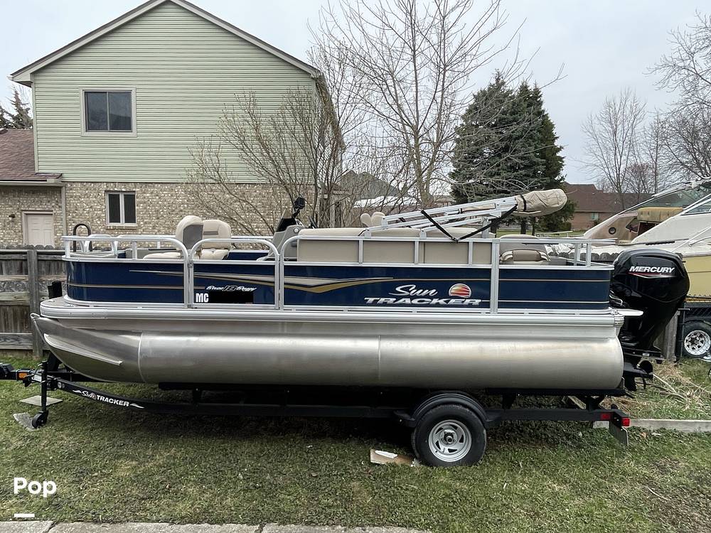 Slide: The Image of Sun Tracker Bass Buggy 18 DXL 2024 - 15321546