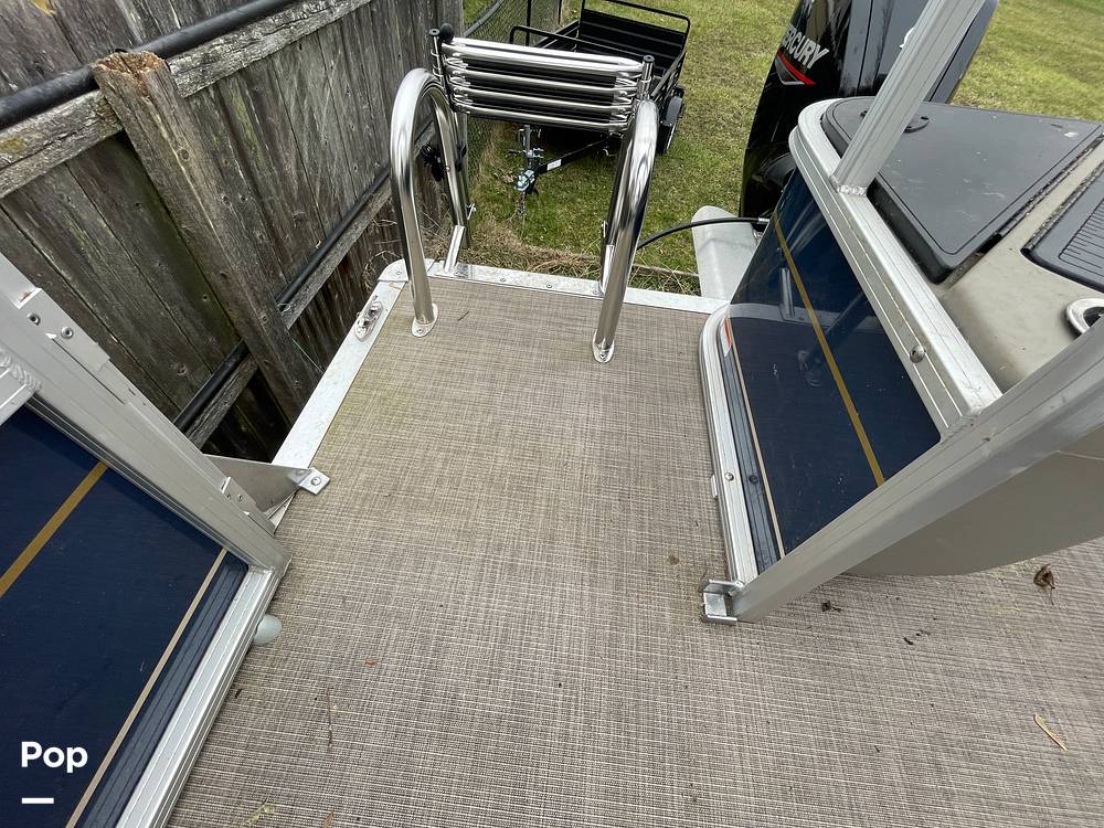 Slide: The Image of Sun Tracker Bass Buggy 18 DXL 2024 - 15321576