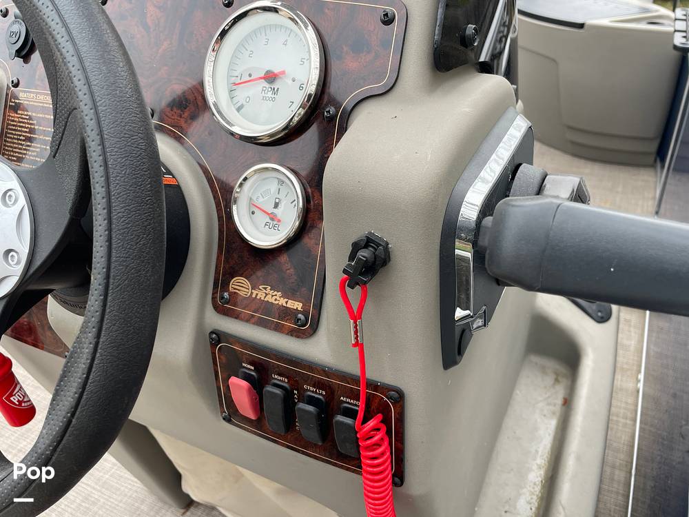 Slide: The Image of Sun Tracker Bass Buggy 18 DXL 2024 - 15321601