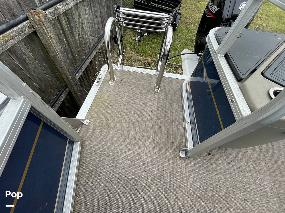 Slide: The Image of Sun Tracker Bass Buggy 18 DXL 2024 - 15321625