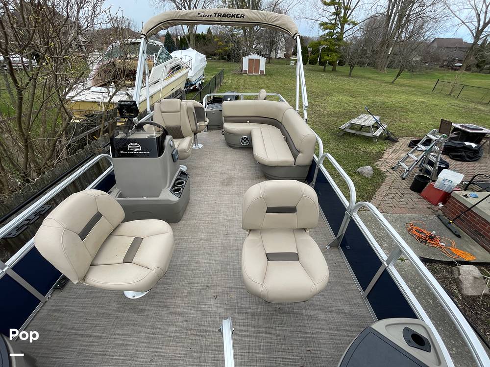 Slide: The Image of Sun Tracker Bass Buggy 18 DXL 2024 - 15321637