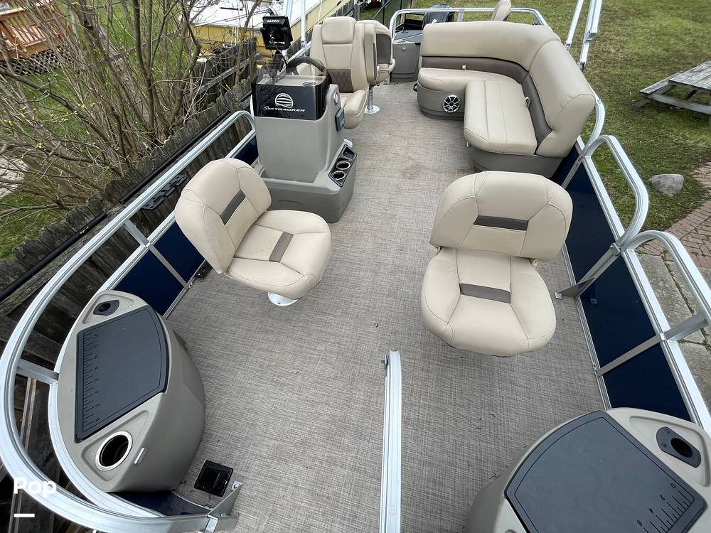 Slide: The Image of Sun Tracker Bass Buggy 18 DXL 2024 - 15321638