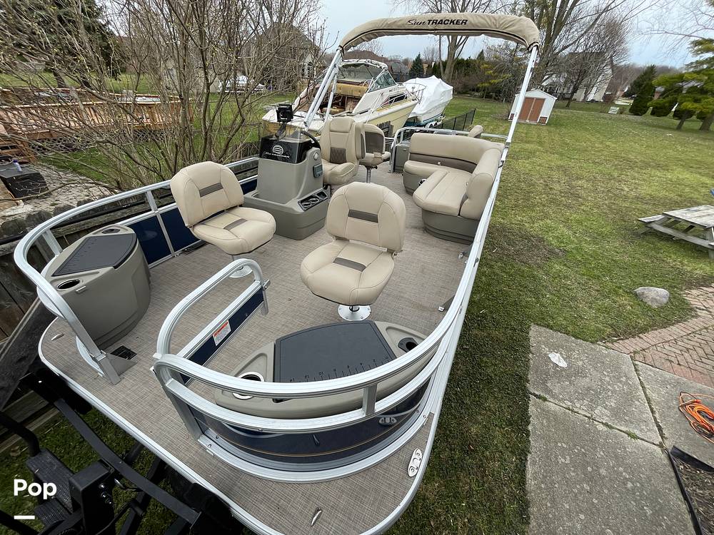 Slide: The Image of Sun Tracker Bass Buggy 18 DXL 2024 - 15321640