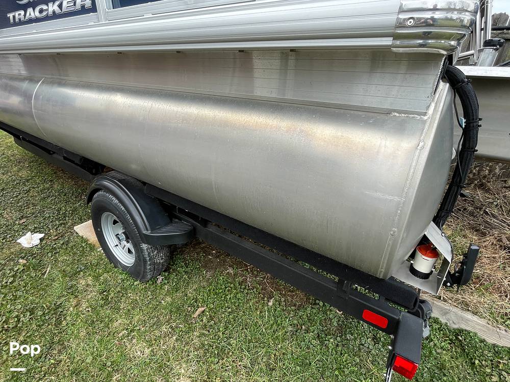 Slide: The Image of Sun Tracker Bass Buggy 18 DXL 2024 - 15321649