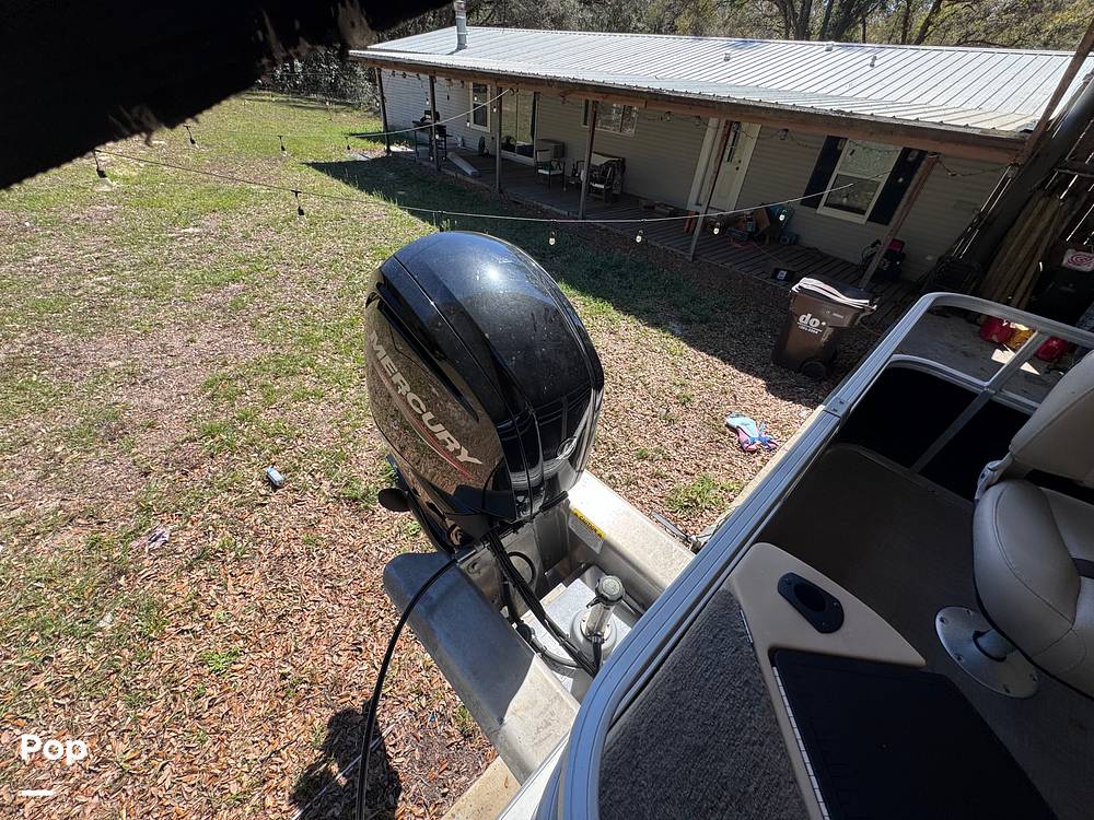 Slide: The Image of Sun Tracker Fishin' Barge 20 DLX 2019 - 15182444