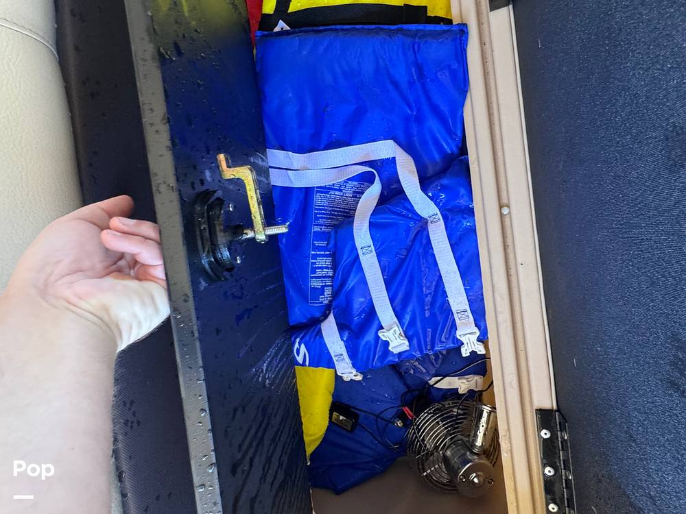 Slide: The Image of Sun Tracker Fishin' Barge 20 DLX 2019 - 15182446