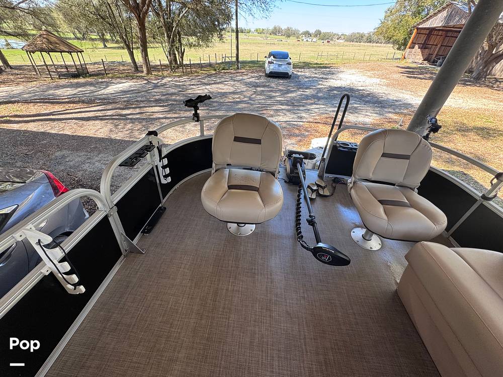 Slide: The Image of Sun Tracker Fishin' Barge 20 DLX 2019 - 15182447