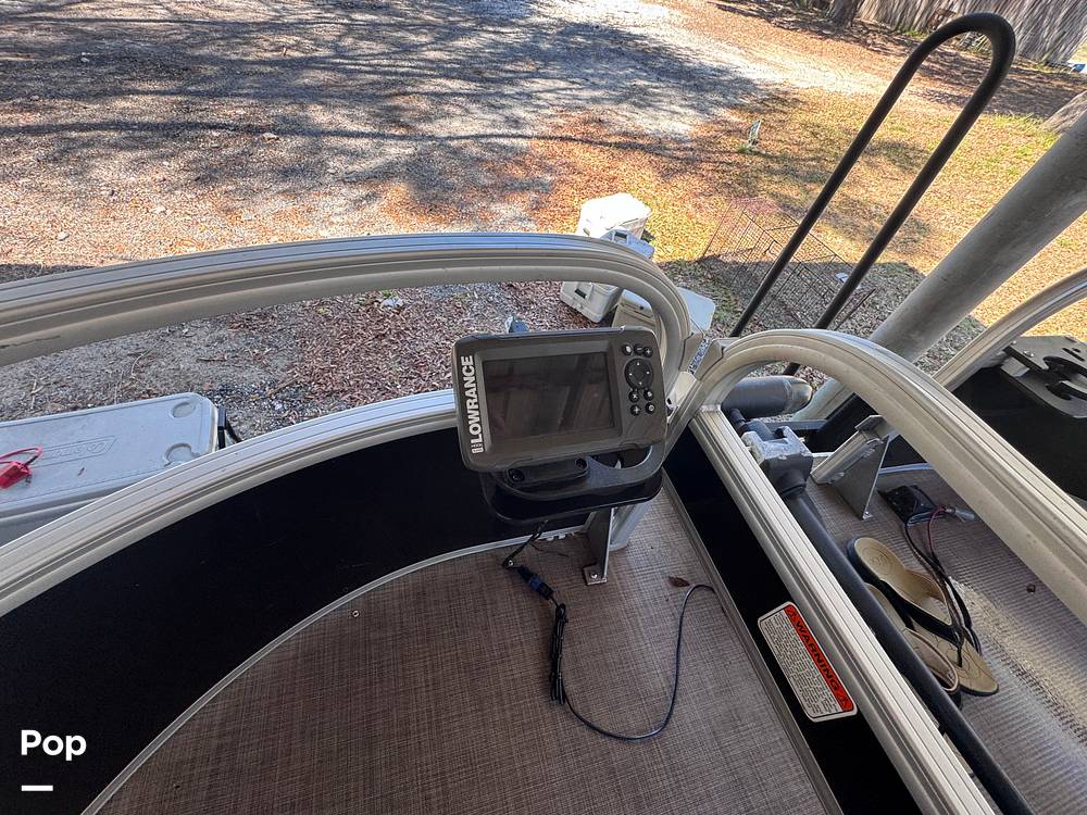 Slide: The Image of Sun Tracker Fishin' Barge 20 DLX 2019 - 15182450