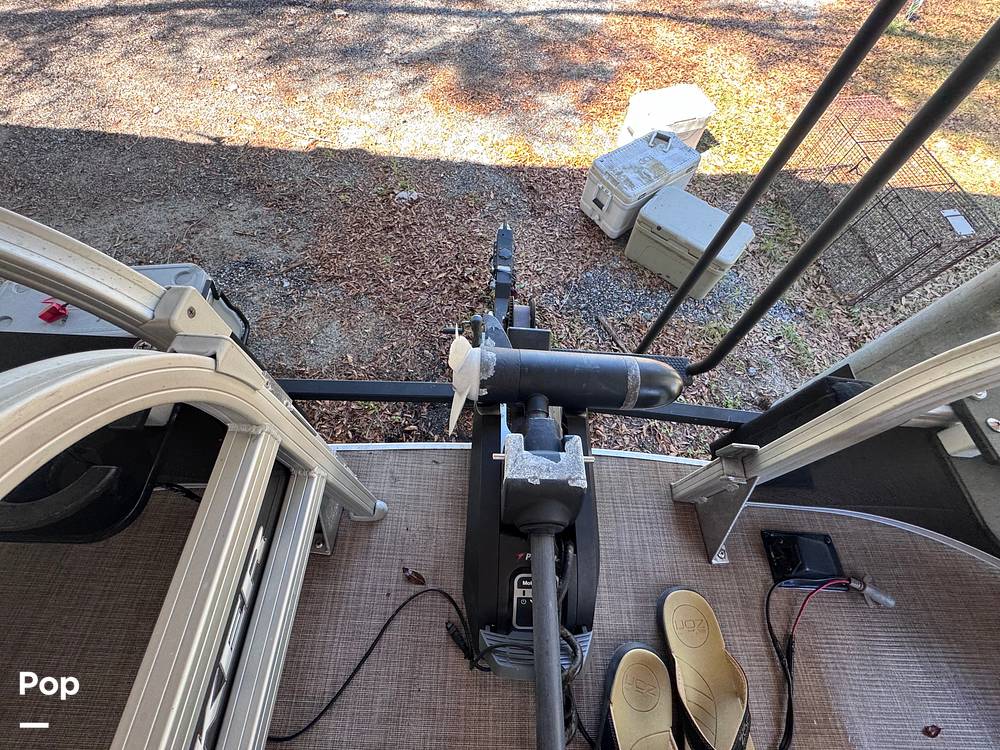 Slide: The Image of Sun Tracker Fishin' Barge 20 DLX 2019 - 15182452
