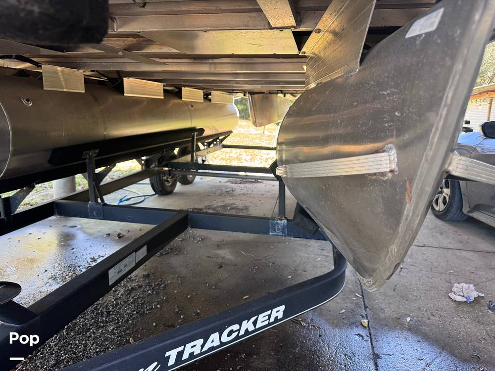 Slide: The Image of Sun Tracker Fishin' Barge 20 DLX 2019 - 15182455