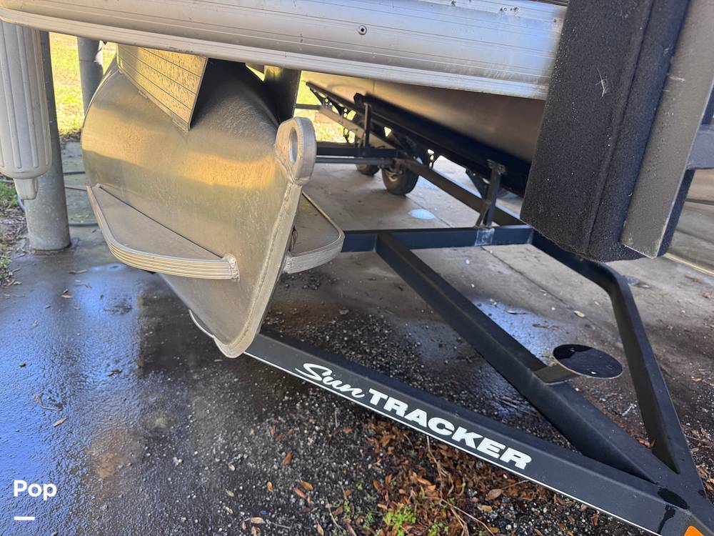 Slide: The Image of Sun Tracker Fishin' Barge 20 DLX 2019 - 15182457