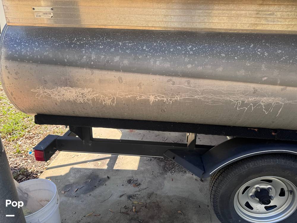 Slide: The Image of Sun Tracker Fishin' Barge 20 DLX 2019 - 15182461